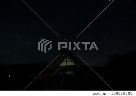 水車の里水車公園の水車小屋の上の冬の大三角とオリオン座 109919580