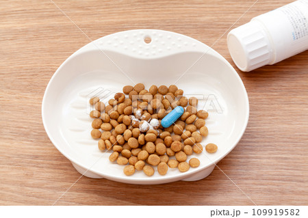 キャットフードにペット用サプリを混ぜる 109919582