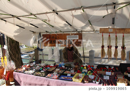 飛騨高山の宮川朝市の観光土産屋さん 109919865