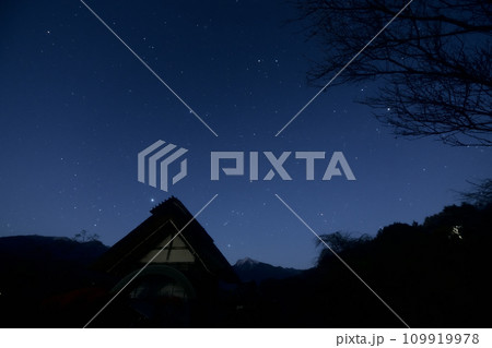 水車の里水車公園の水車小屋の上に冬のダイアモンド・冬の大三角 109919978