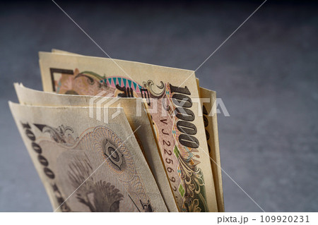 暗い背景に紙幣 暗い背景に紙幣 109920231