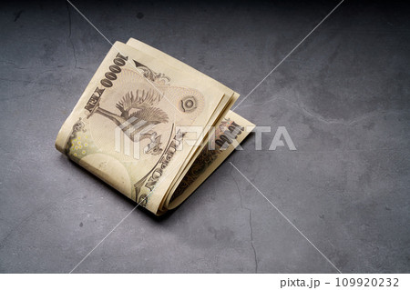 暗い背景に紙幣 109920232
