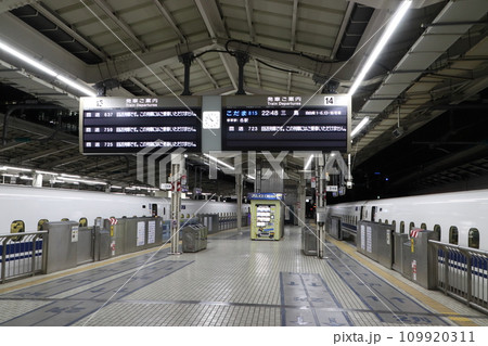 東京駅22:40・東海道新幹線ホームにて 109920311