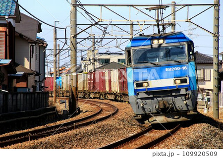 EH200電気機関車が牽引するコンテナ貨物列車 109920509