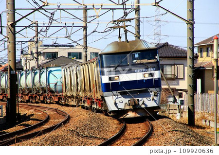 電気機関車・EF210『桃太郎』が牽引するコンテナ貨物列車 109920636
