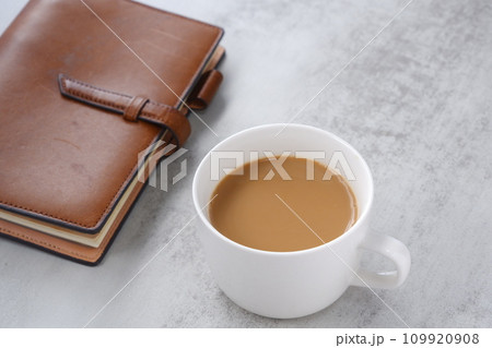 カフェ・オ・レはミルクをたっぷり入れたコーヒー カフェ・オ・レはミルクをたっぷり入れたコーヒー 109920908