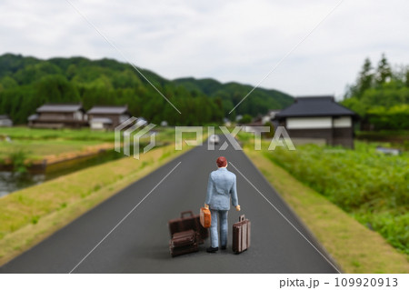 田舎に来たビジネスマン AI生成画像 109920913