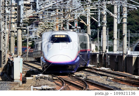 東北新幹線のボトルネック… 福島駅の平面交差を通過するE2系新幹線 109921136