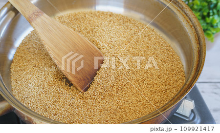 ゴマを炒る・いりごま ゴマを炒る・いりごま 109921417