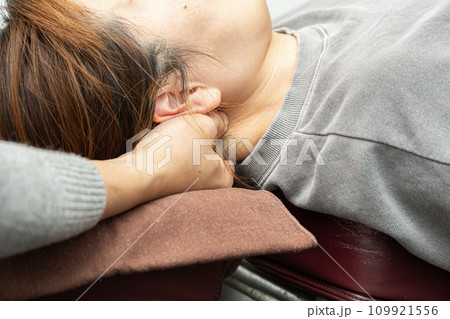 マッサージ（整体　矯正）をうける女性 109921556