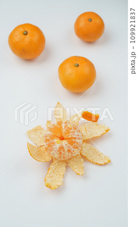 皮を剥いたミカン 109921837