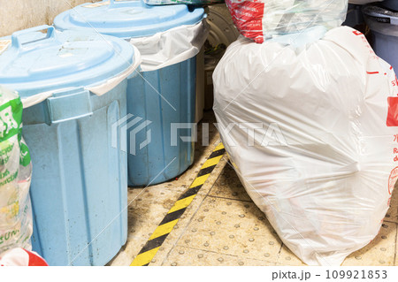 ゴミ箱に入りきらないゴミ ゴミ箱に入りきらないゴミ 109921853