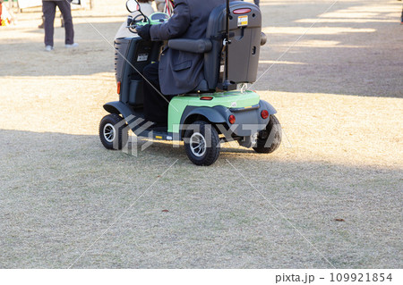 電動カートで移動する高齢者 109921854