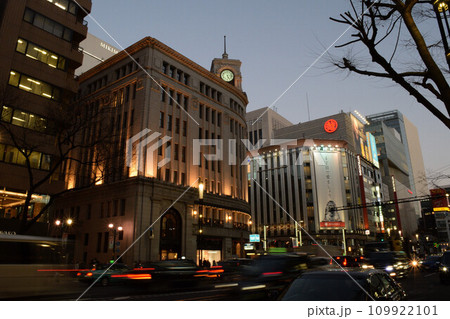 銀座四丁目の交差点と夜景 銀座四丁目の交差点と夜景 109922101