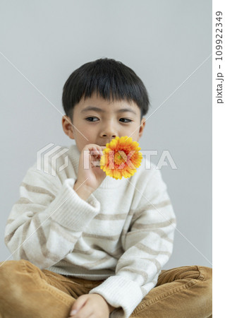 一輪の花を持った男の子 ポートレート 一輪の花を持った男の子 ポートレート 109922349