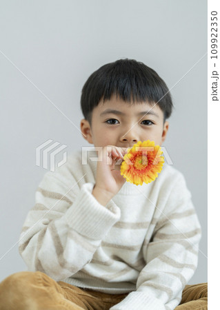 一輪の花を持った男の子 カメラ目線 ポートレート 一輪の花を持った男の子 カメラ目線 ポートレート 109922350