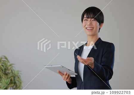 質問を受け付けるセミナー講師の女性2 質問を受け付けるセミナー講師の女性2 109922703