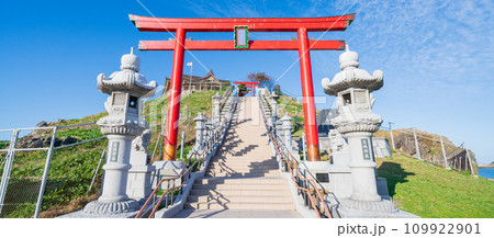 「青森県」蕪島神社の石段と鳥居 八戸市 「青森県」蕪島神社の石段と鳥居 八戸市 109922901