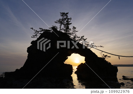 機具岩と日本海に沈む夕日 109922976