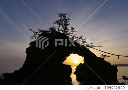 機具岩と日本海に沈む夕日 109922990