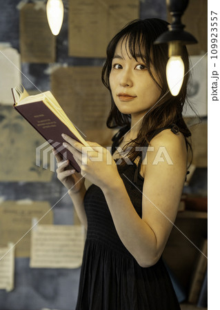 シックな部屋で読書する若い女性 シックな部屋で読書する若い女性 109923557