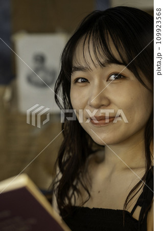 シックな部屋で読書する若い女性 109923568