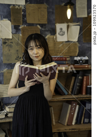 シックな部屋で読書する若い女性 シックな部屋で読書する若い女性 109923570