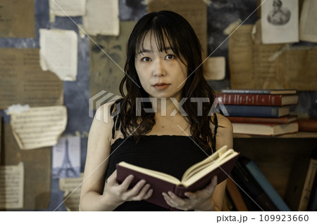 シックな部屋で読書する若い女性 シックな部屋で読書する若い女性 109923660