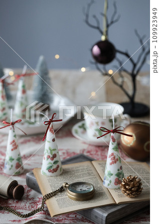 冬の飾り付けとサシェの蝋燭 109923949
