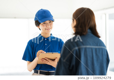 20代女性引越し業者と女性客 20代女性引越し業者と女性客 109924279