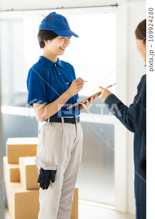 20代女性引越し業者と女性客 109924280