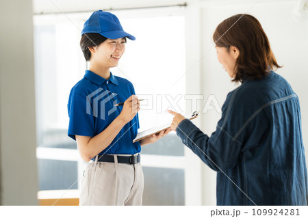 20代女性引越し業者と女性客 20代女性引越し業者と女性客 109924281