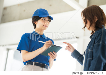 20代女性引越し業者と女性客 20代女性引越し業者と女性客 109924284