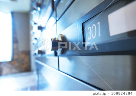 マンションの郵便受け 109924294