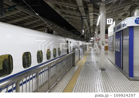 東京駅24時前／列車ホテルとして開放される東海道新幹線ホーム 109924297