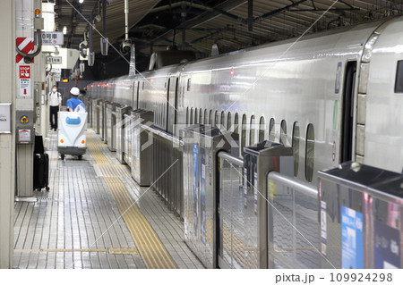東京駅24時前／列車ホテルとして開放される東海道新幹線ホーム 109924298