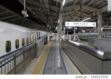 東京駅24時前／列車ホテルとして開放される東海道新幹線ホーム 109924300