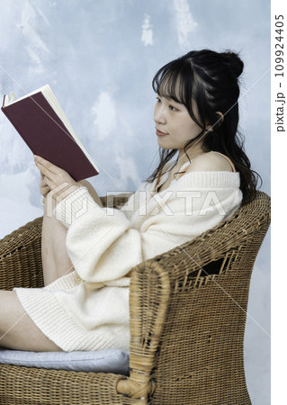 フェミニンな雰囲気の読書をする若い女性 109924405