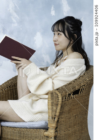 フェミニンな雰囲気の読書をする若い女性 109924406