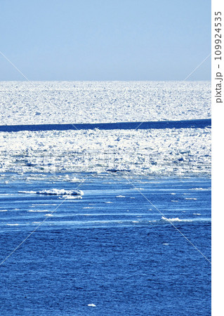 冬の北海道オホーツク海の流氷 109924535