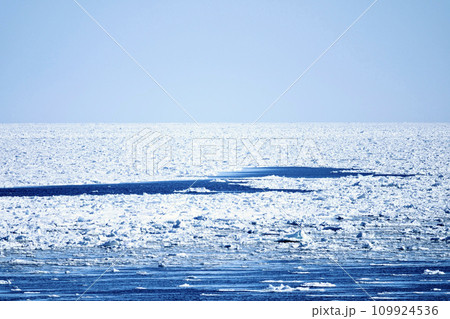 冬の北海道オホーツク海の流氷 109924536