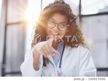 Doctor woman with warning gesture sitting at the table 109925006