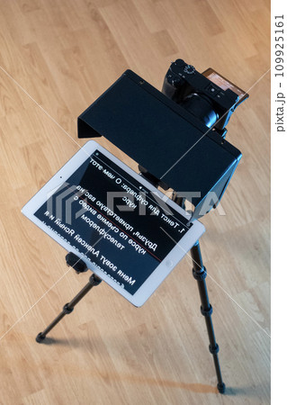 teleprompter for video. The reading text is reflected from the glass surface opposite the video camera lens teleprompter for video. The reading text is reflected from the glass surface opposite the video camera lens 109925161