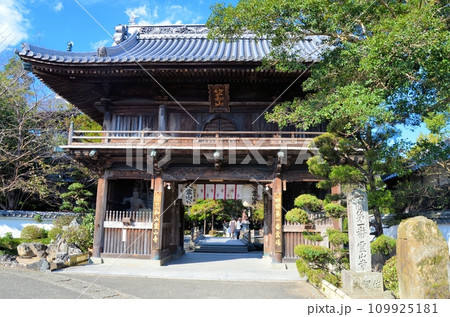 四国八十八ヶ所霊場 第一番札所 霊山寺 山門 四国八十八ヶ所霊場 第一番札所 霊山寺 山門 109925181