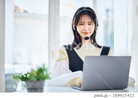 自宅でチャットするテレワーク中の女性オペレーター 109925422