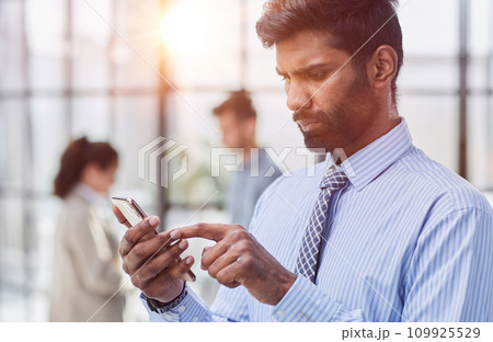 a manager in a company for finance in a bank. prints the text message to the partner. 109925529