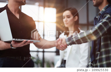 Group conference discussion of business people shaking hands 109925530