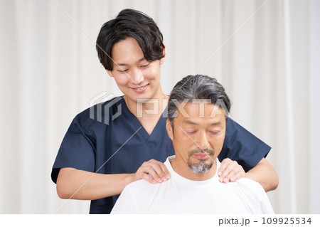 男性に施術を行う若い整体師 109925534