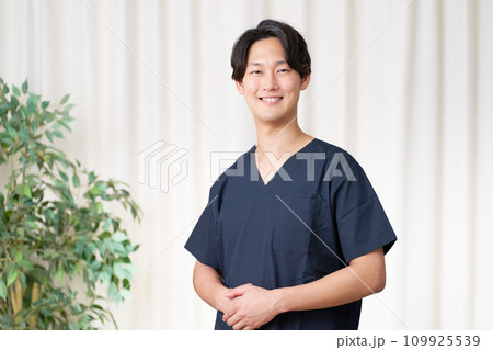 笑顔で視線を向ける男性整体師 笑顔で視線を向ける男性整体師 109925539