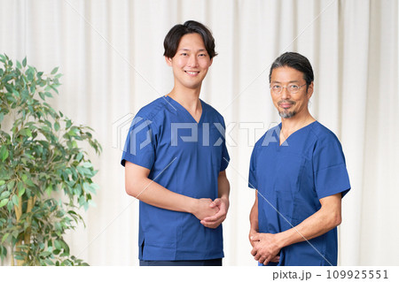笑顔で視線を向けるスクラブ姿の男性看護師 笑顔で視線を向けるスクラブ姿の男性看護師 109925551